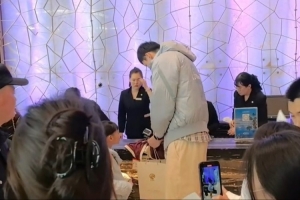👏周琦儿子替球迷向老爸要签名 签好后将球衣交给球迷