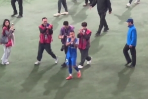 是对手但也是一生的家人，李可赛后向老东家国安球迷谢场