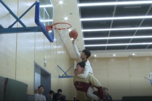 互下战书🤣周琦称今晚任务是帽徐杰 后者：今晚要隔扣他