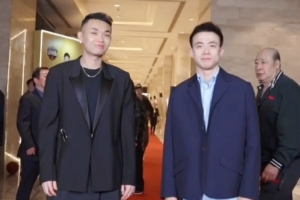 原帅晒自己和赵继伟的全明星穿搭：你们打分吧🤪