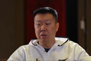 王治郅痛批玩手机影响球员交流：现在国家队吃饭的时候不许看手机