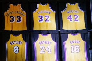 💜💛湖人西语官方账号晒照：2年前的今天 湖人退役加索尔球衣