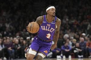 效率低！比尔13投5中拿到11分9助 三分5中0