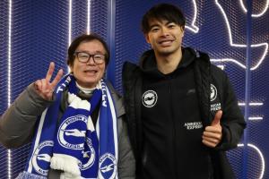 真爱！72岁日本老球迷支持布莱顿50年 被邀请现场看球&合影三笘薰