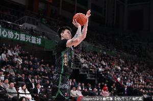 双星闪耀！张镇麟&韩德君半场合计12中8 合砍21分9篮板2助攻2抢断