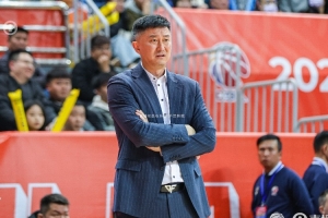 杜锋：领先17分的时候 大家都以为比赛结束了 松松垮垮没有防守