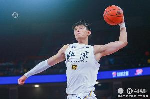 曾凡博统治第三阶段！场均21.6分4.9板2助1.6帽 多项数据领跑球队