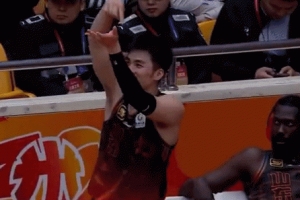 😝扭臀比心+撒盐+晚安庆祝！于德豪在山东大胜新疆一役打嗨了