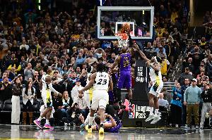 NBA历史唯二面对同一支球队有过3次压哨绝杀的球员：乔丹和詹姆斯