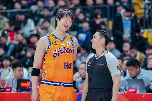 打得可以！王哲林半场9中4拿12分6前场板 3次犯规需注意