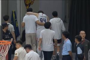 希望没事🙏王哲林防莫兰德被撞胸口 下场缓半天还是被搀扶离场