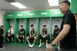 广东实验半场41-31领先清华附中！杜锋前往更衣室鼓励球员！