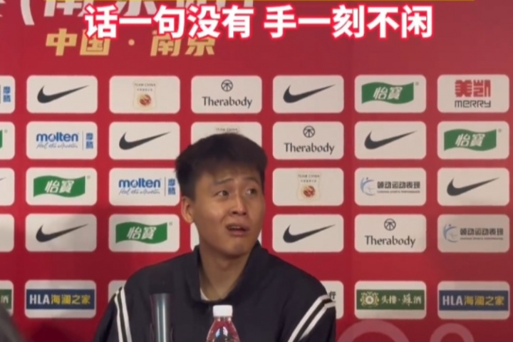 媒体评赵睿没话但手不闲 本人回应：我是不该出现在这世界上吗？
