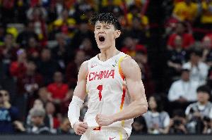 媒体人：敬佩余嘉豪&曾凡博的勇气 也为他们追梦的决心而高兴！
