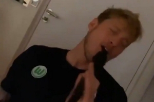 唱得不错哟🎶韦霍斯特效力狼堡期间在更衣室K歌