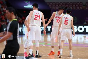 媒体人：打澳大利亚很考验中国队1234号位的无球跑动&处理球能力