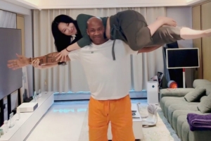 马布里和老婆进行睡美人挑战：这个我也行 80岁也照样把你举起来