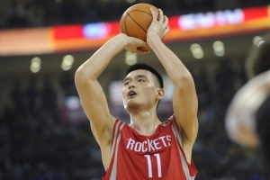 杨毅：锡伯杜对姚明的训练强度太大了 练完大姚躺自己汗里10分钟
