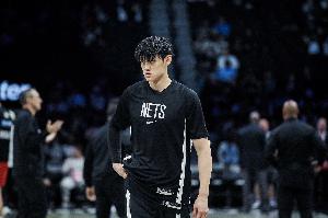 媒体人：在中国打季前赛 竟一点机会不给小曾很难理解也难以接受