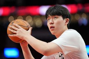 很冷静！杨瀚森弧顶被包夹击地球领人 夏普空切强硬上篮打进2+1
