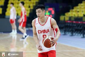 记者：中国男篮队员们明显是带着包袱来应对这场世预赛