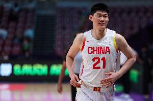 拥有周琦、胡金秋这样的顶级内线 按理说中国队不能在篮板上吃亏
