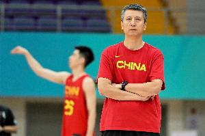媒体人：赛后两小时 中国男篮更衣室开会结束 队伍从场馆返回酒店