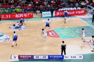 一己之力！纳托尔三分+突破上空篮连砍5分 新疆次节轰出17-2！