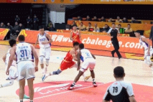 高难度！孙铭徽中路突击 转身对抗防守拉杆上篮打成2+1