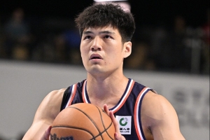 可圈可点！陈国豪半场5中4拿到11分5板全队最高 罚球4中3