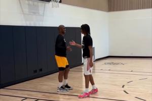 回家带娃🏀保罗与儿子一起训练&还玩空接 CP4身穿马刺训练服
