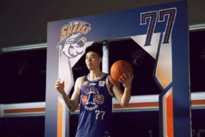 张镇麟晒新赛季定妆照：第6个赛季了 77💙💙💙