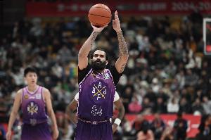 真猛啊！里勒半场8中6高效砍下17分2板2助1断 首节10分