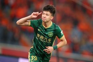 战亚泰双响，王钰栋以18岁159天成为中超最年轻梅开二度球员
