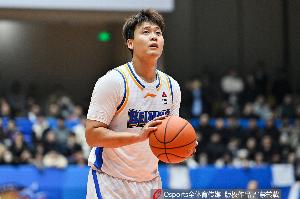 赵睿今晚缺阵！媒体人：赛前热身他简单热身后一直在帮队友捡球