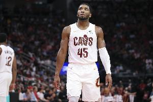 主攻手！米切尔半场12中5拿到最高14分 三分5中2