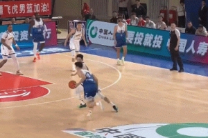 灯亮球进！伊力福拉提中路突破扛开防守 大号两分压哨命中