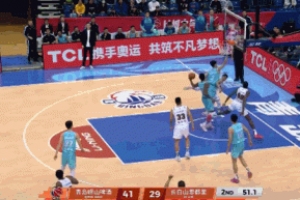 铆足了劲！米奇前场篮板面对阿普森直接单臂砸扣