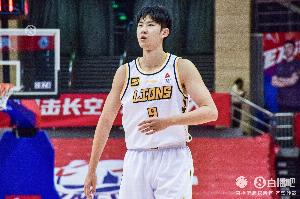 差距很大！赵嘉义15中6拿到16分7板 赵嘉仁5中0没得分