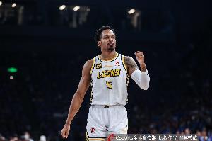 外线开炮！小巴里·布朗首节三分5中4拿到14分 罚球3中2