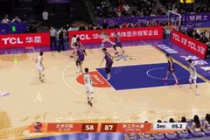 神来之笔！雷琼·塔克接球抢投 准压哨三分打板命中