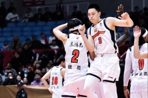 媒体人：胡明轩和徐杰的状态都有所回暖 看他们能否延续这个态势