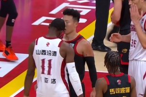 起冲突！迪亚洛打成2+1后与贺希宁顶牛 裁判给双方合计四人各1T
