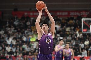 予取予求！邹雨宸半场7中4拿下10分8篮板 次节带队反超