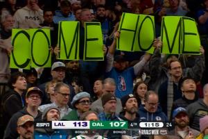 五味杂陈！东契奇罚球 独行侠球迷举大标语：Come Home！