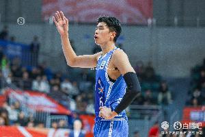进入状态很早！邹阳半场8中5砍球队最高14分 三分3中2&抢2前场板