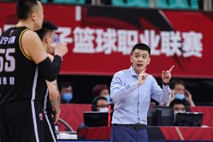 杨鸣是球队的功勋主帅 但执教辽宁男篮无疑承受着巨大的压力