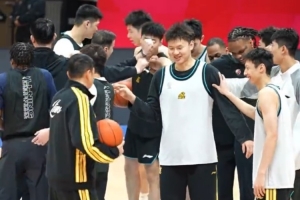 广厦全员赛前热身锻炼备战今晚和青岛的比赛！