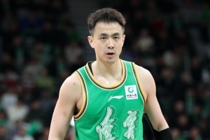 轻轻松松！赵继伟半场3记三分球拿下9分2助攻