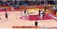 纵贯全场！萨林杰篮板不运球直接长传找胡明轩快下得分